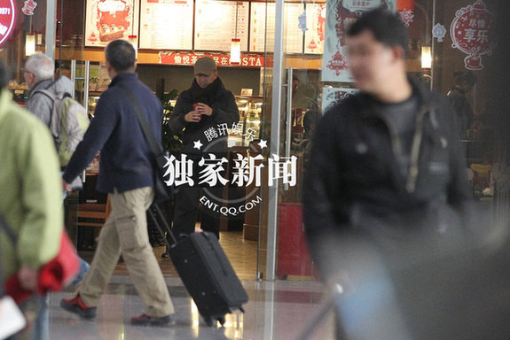 陳建斌送蔣勤勤戀戀不舍 蔣勤勤素顏出門(mén)顯老態(tài)
