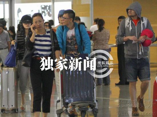 好聲音學(xué)員走穴忙 李代沫抱枕賣(mài)萌丁丁名牌傍身