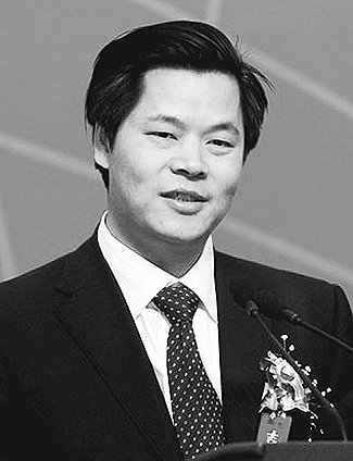  鄭功成 1964年生，湖南平江人?，F(xiàn)任中國人民大學(xué)教授、全國人大常委會委員。兼國務(wù)院首屆醫(yī)改咨詢委員會委員、國家減災(zāi)委專家委副主任、中國勞動學(xué)會副會長、中國社會保險學(xué)會副會長、中國社會福利協(xié)會等副會長等。長期從事社會保障、收入分配及與民生相關(guān)領(lǐng)域的研究，是“中國社會保障改革與發(fā)展戰(zhàn)略”、“維護社會公平正義與保障國民共享發(fā)展成果”、“國家社會福利制度發(fā)展戰(zhàn)略”等重大戰(zhàn)略項目研究的首席專家。出版過著作30余種，發(fā)表學(xué)術(shù)文章約400多篇，多篇政研報告或文章被中央領(lǐng)導(dǎo)同志批示。