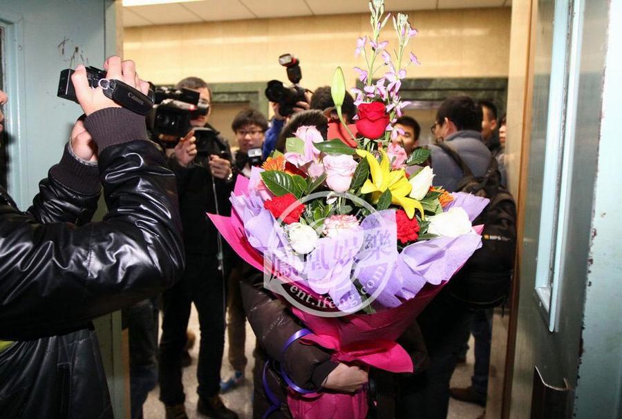 黃曉明拍戲摔傷左腿骨折 于東現(xiàn)場致歉