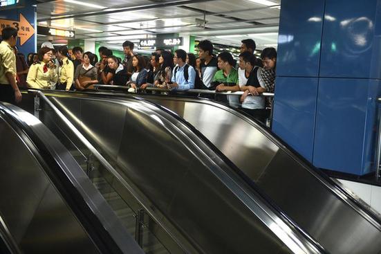 廣州地鐵故障 乘客自行開(kāi)車(chē)門(mén)隧道中摸黑出站