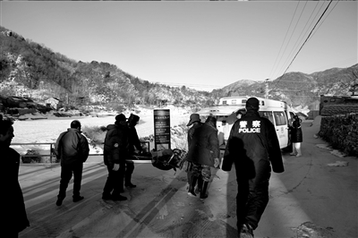 昏迷的傷者被抬下山。 救援人員供圖
