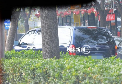 董潔躲在車(chē)中吃路邊攤