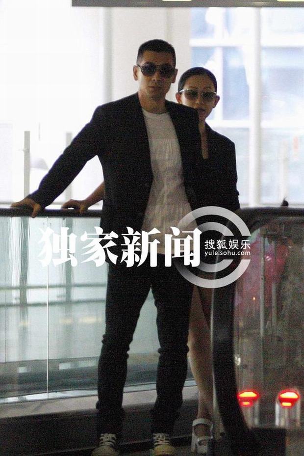 趙文卓攜妻帶女現(xiàn)身機(jī)場(chǎng) 妻子熱褲秀長(zhǎng)腿女兒可愛近照曝光