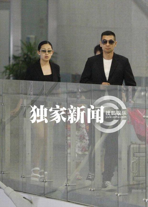 趙文卓攜妻帶女現(xiàn)身機場 妻子熱褲秀長腿女兒可愛近照曝光