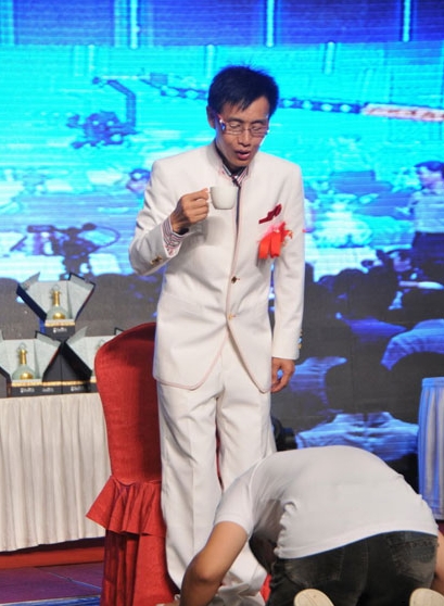 中國(guó)“干爹文化”尷尬了誰？