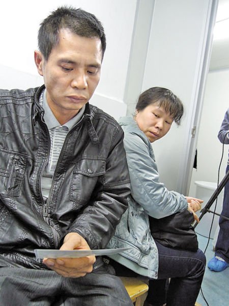 看著女兒的照片，吳文瑞夫婦悲從中來。