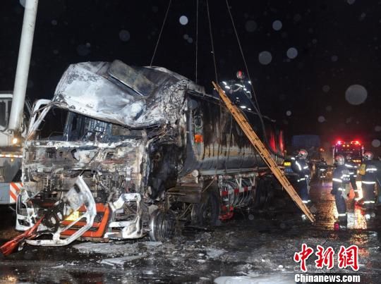 圖為消防官兵爬上油罐車(chē)查看情況，準(zhǔn)備吊裝轉(zhuǎn)移肇事油罐車(chē)。。劉忠俊攝