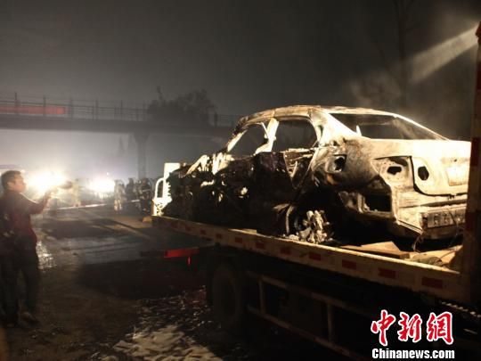 事故中被燒毀的小轎車。周才鈞攝
