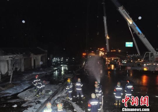 圖為消防官兵正在現(xiàn)場處置肇事油罐車吊裝轉(zhuǎn)運(yùn)，防止發(fā)生復(fù)燃。劉忠俊攝
