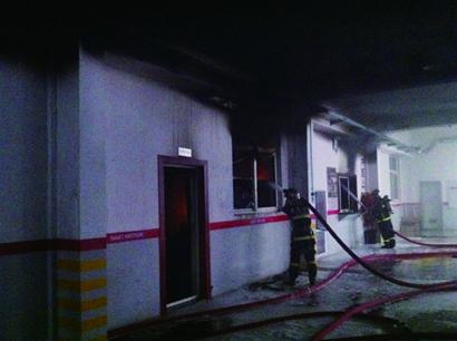 青島海爾路車行起火爆炸 15輛消防車2小時才撲滅 青島海爾路車行起火爆炸 15輛消防車2小時才撲滅