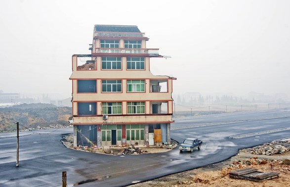溫嶺釘子戶(hù)馬路中間生活