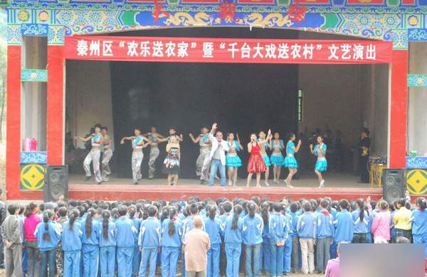 在農(nóng)村看場(chǎng)娛樂(lè)節(jié)目真不容易呀