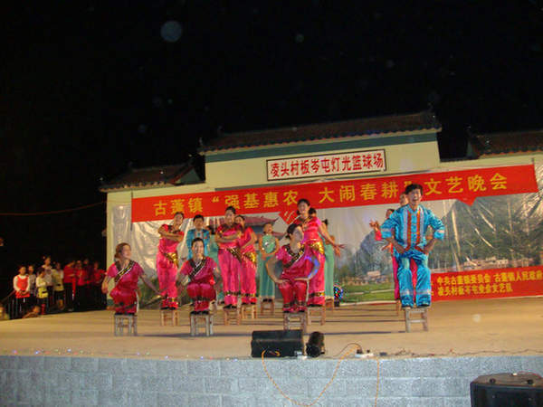 在農(nóng)村看場(chǎng)娛樂節(jié)目真不容易呀