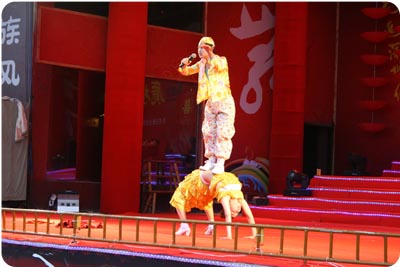 在農(nóng)村看場(chǎng)娛樂(lè)節(jié)目真不容易呀