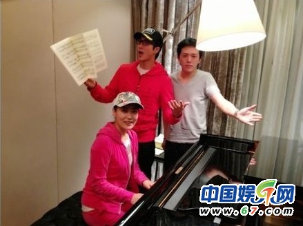 王力宏李云迪親密看電影被抓現(xiàn)行 網(wǎng)友呼：在一起！