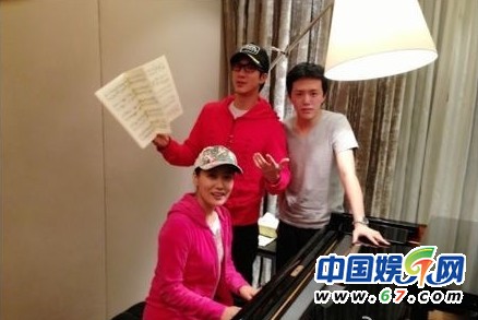 王力宏李云迪親密看電影被抓現(xiàn)行 網(wǎng)友呼：在一起！