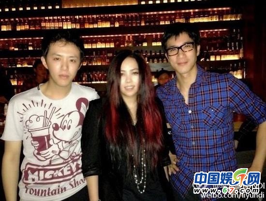 王力宏李云迪親密看電影被抓現(xiàn)行 網(wǎng)友呼：在一起！