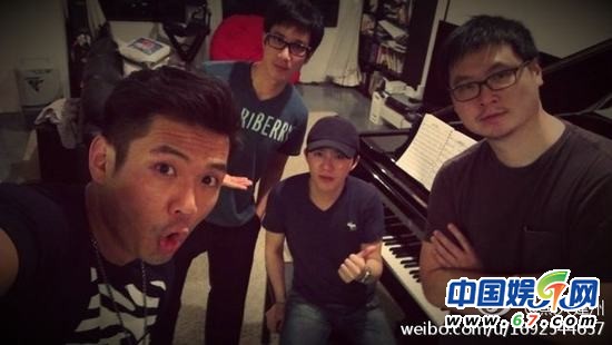 王力宏李云迪親密看電影被抓現(xiàn)行 網(wǎng)友呼：在一起！