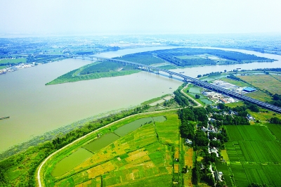泰州大橋?qū)⑻┲?、揚(yáng)中、鎮(zhèn)江、常州串成一線。