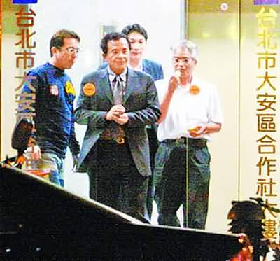官員再曝不雅照 貪官色官真多啊