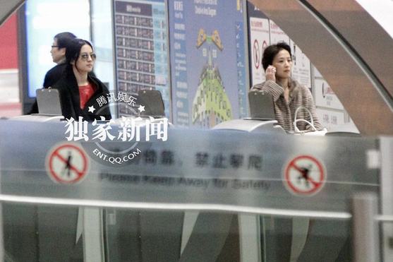 劉亦菲攜母回京 干爹陳金飛備豪車(chē)隊(duì)親自接機(jī)