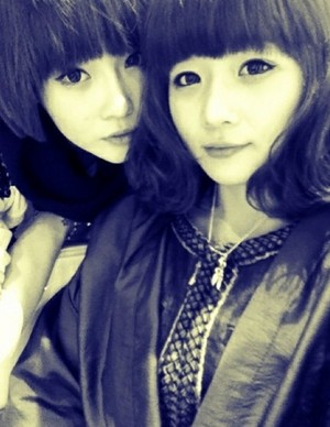 高曉松與嬌妻慶結(jié)婚紀(jì)念日微博自嘲 網(wǎng)友：會拍老婆馬屁了