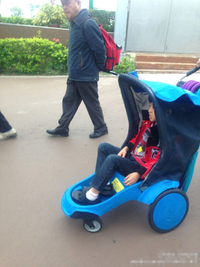Lucas長大換推車，但手長腳長的他依舊顯得有點勉強