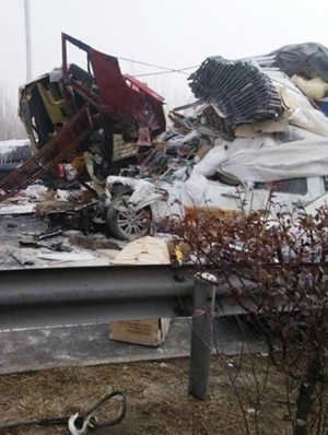 京臺(tái)高速山東段百車(chē)連撞 至少4人死亡