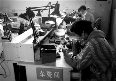 11月15日，通州區(qū)宋莊鎮(zhèn)，精佳藝義齒加工中心，操作間混雜著濃重化學(xué)品味和煤氣味。