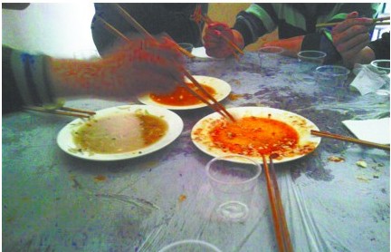 職校生成廉價(jià)勞動(dòng)力遭學(xué)校倒賣(mài) 睡通鋪吃不飽