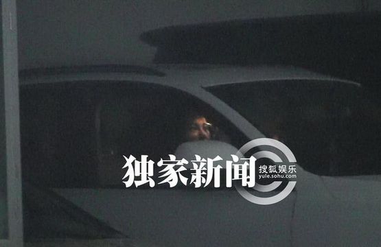 劉曉慶車(chē)內(nèi)描眉梳頭 帶經(jīng)紀(jì)人易綱赴家宴