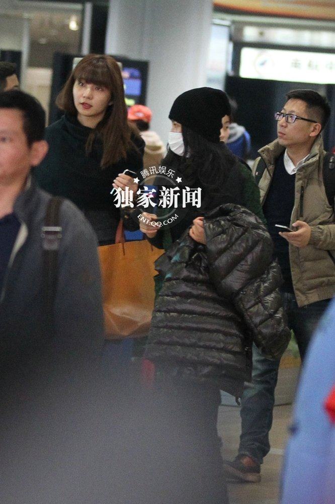 李冰冰豪車隊(duì)接機(jī)排場大 美女助理驚艷亮相似Ella