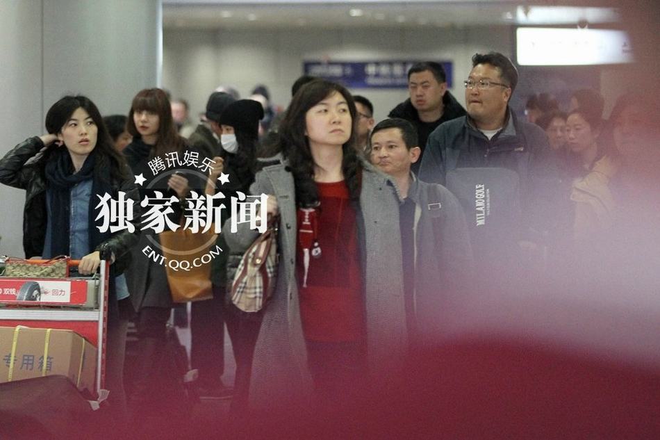 李冰冰豪車隊(duì)接機(jī)排場(chǎng)大 美女助理驚艷亮相似Ella
