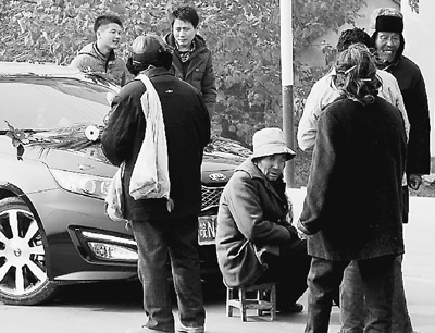 有老人堵在婚車前強(qiáng)行討要。