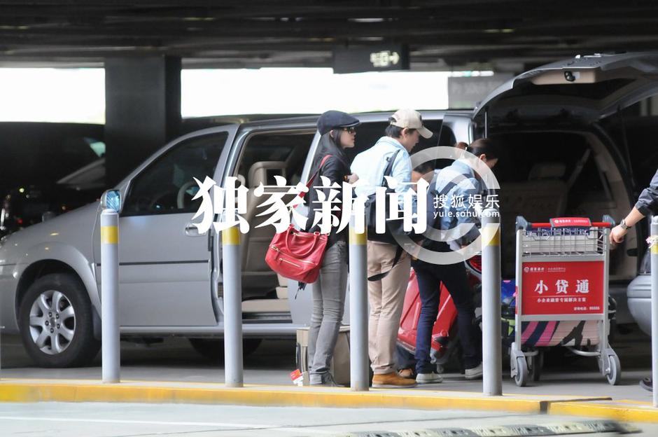 劉亦菲低調(diào)回京 跟隨導演趙林山行動隱秘