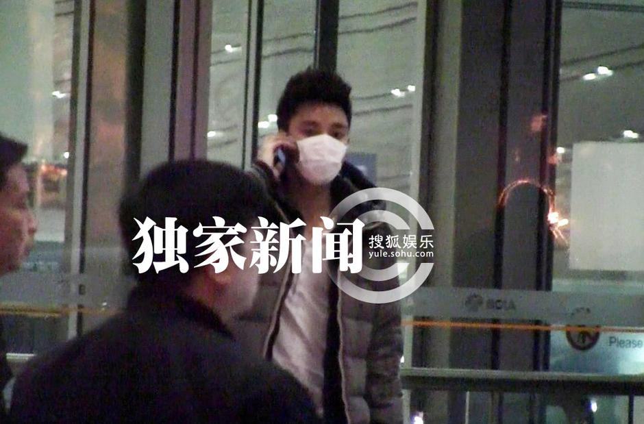 賈乃亮機(jī)場(chǎng)疾走 電話不停似思女心切