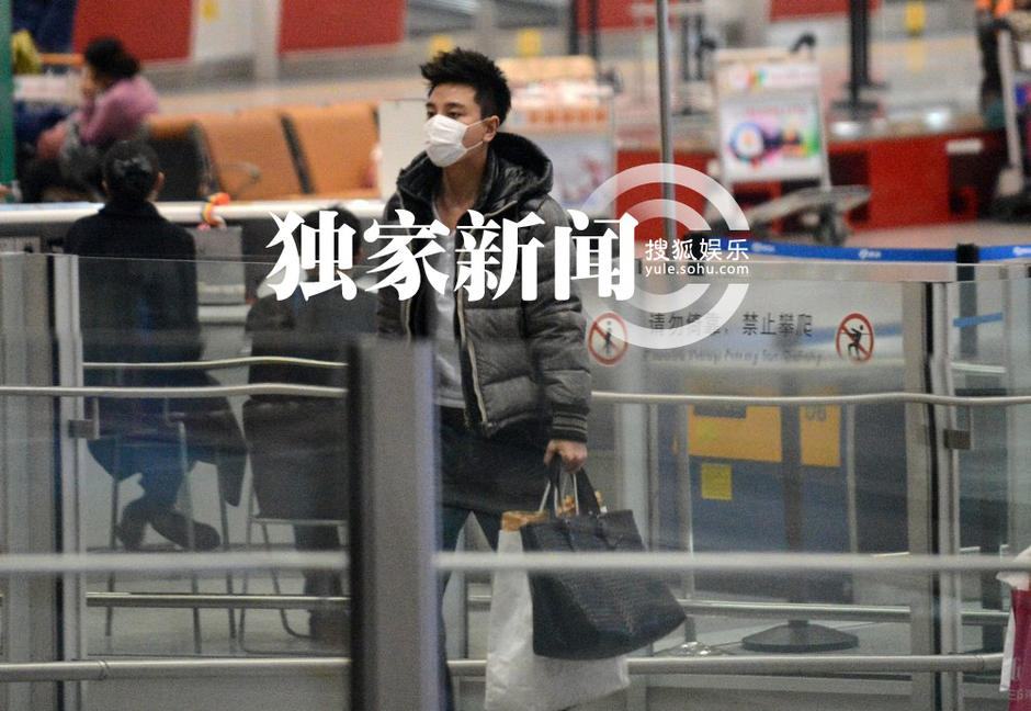 賈乃亮機(jī)場(chǎng)疾走 電話不停似思女心切