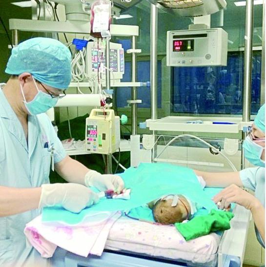 男嬰剛出生31小時黃疸嚴重 全身換血逃過一難 男嬰剛出生31小時黃疸嚴重 全身換血逃過一難