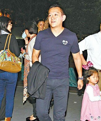 黃浩現(xiàn)身中環(huán)說會協(xié)助警方調查藝人吸毒事件