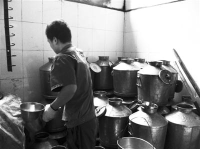 11月26日，在酒鬼酒生產(chǎn)基酒的車間，輸酒管、接酒桶都已是不銹鋼材質(zhì)，基酒產(chǎn)出后將進(jìn)入酒窖封存。
