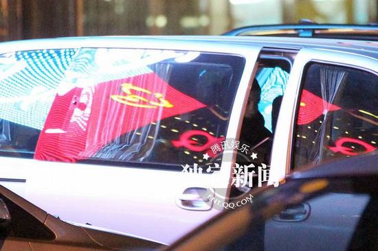 王菲貪吃冒冷風(fēng)出門(mén)享受美食 縮脖抄手似大嬸