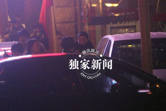 王菲貪吃冒冷風(fēng)出門(mén)享受美食 縮脖抄手似大嬸