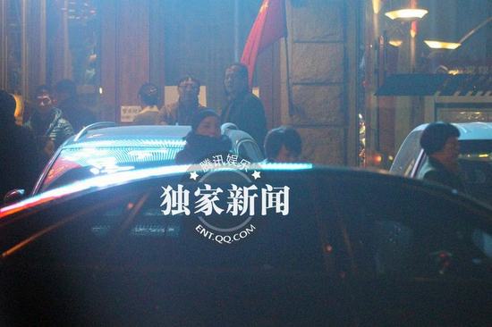 王菲貪吃冒冷風出門享受美食 縮脖抄手似大嬸