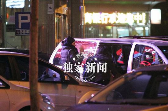 王菲貪吃冒冷風(fēng)出門享受美食 縮脖抄手似大嬸