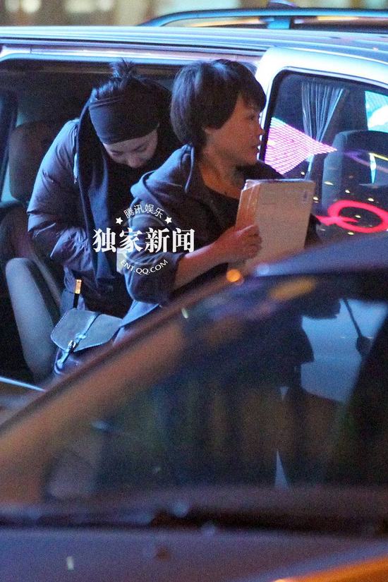 王菲貪吃冒冷風(fēng)出門享受美食 縮脖抄手似大嬸