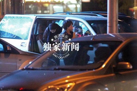 王菲貪吃冒冷風出門享受美食 縮脖抄手似大嬸