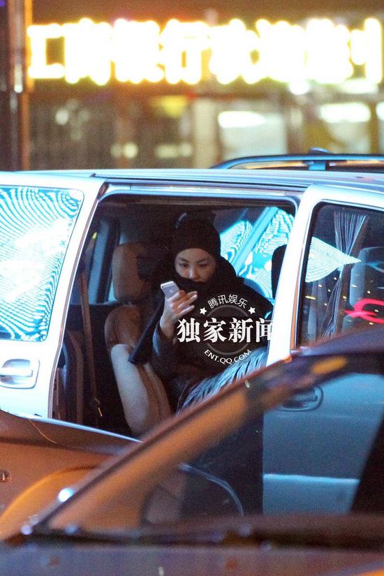 王菲貪吃冒冷風(fēng)出門享受美食 縮脖抄手似大嬸