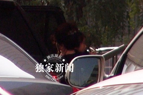 馬伊琍帶女兒悠閑逛商場(chǎng) 著急找不到車位面露難色