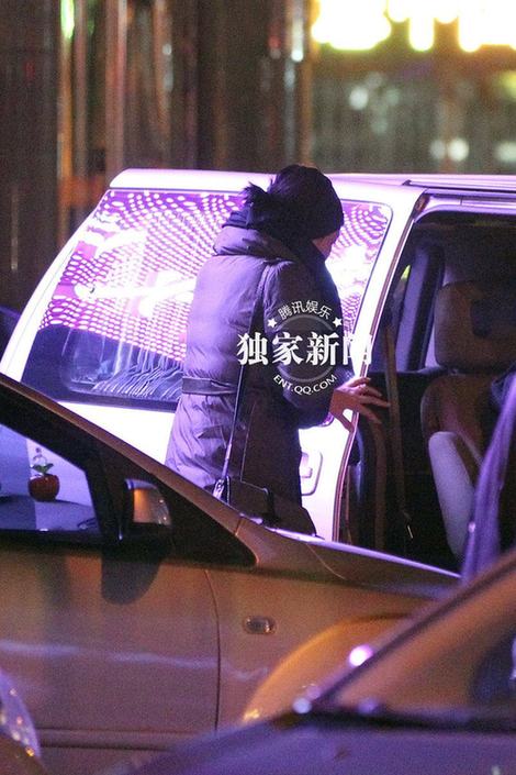 王菲冒嚴寒享受美食 不顧形象縮脖抄手似大嬸